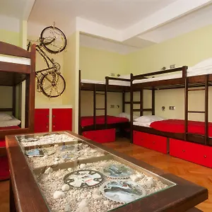 Helvetia Center And Old Town Hostel